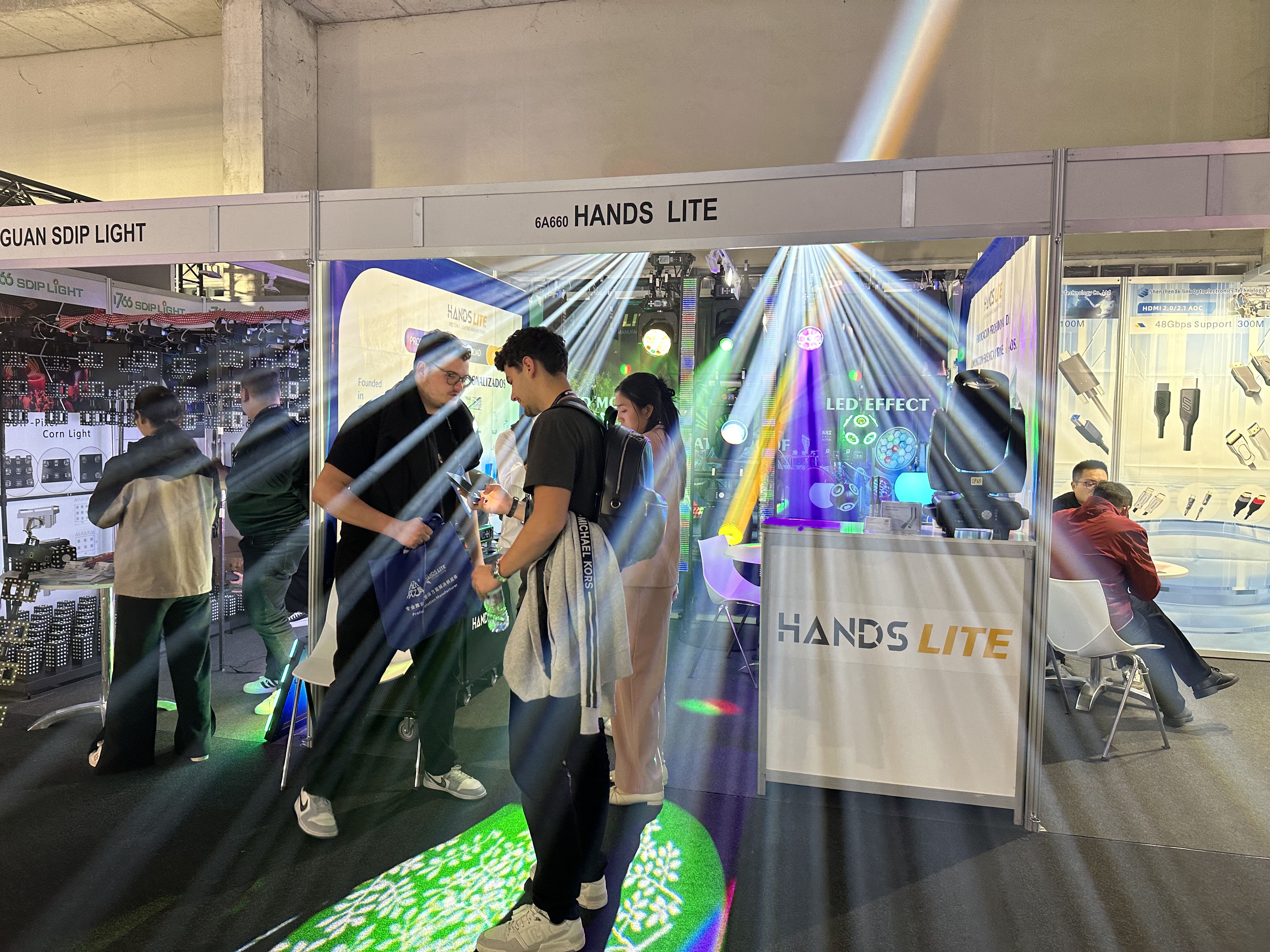 ISE-HANDSLITE 17.jpg