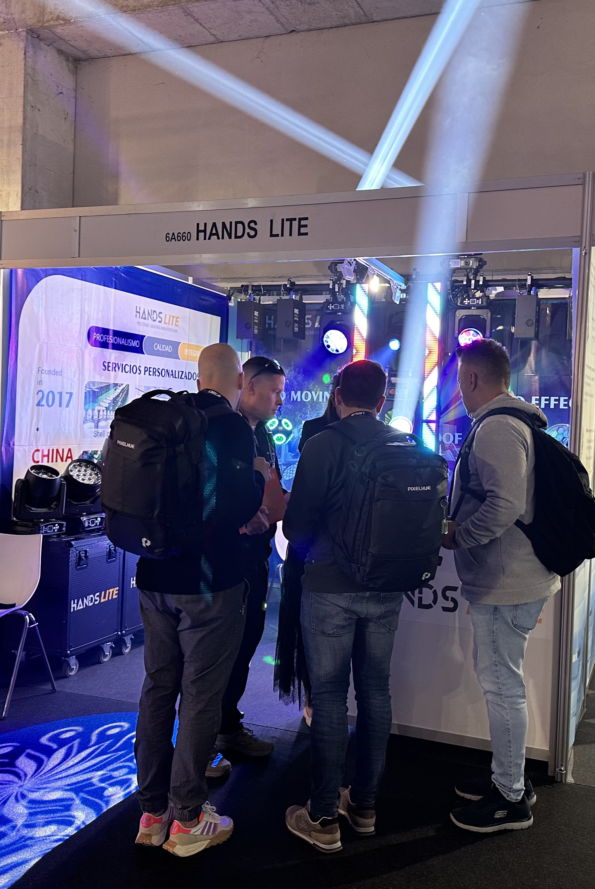 ISE-HANDSLITE 02.jpg